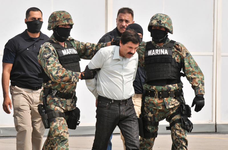 "El Chapo" Guzman es transferido a un helicóptero de la Policia Federal el 22 de febrero, 2014. Foto por Omar Franco Pérez Reyes, copyright Demotix.