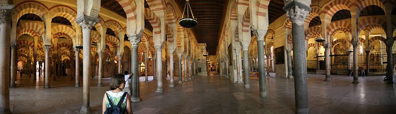 «Bosque de columnas» en el interior de la mezquita. Foto de joe en Wikimedia Commons, con licencia CC BY SA 2.0