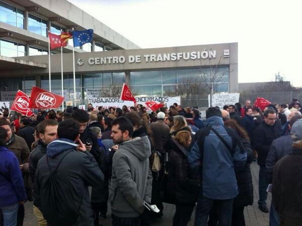 Protesta por la privatización de las donaciones ante el Centro de Transfusiones de Madrid. Foto publicada en Twitter por Patusalud HIC