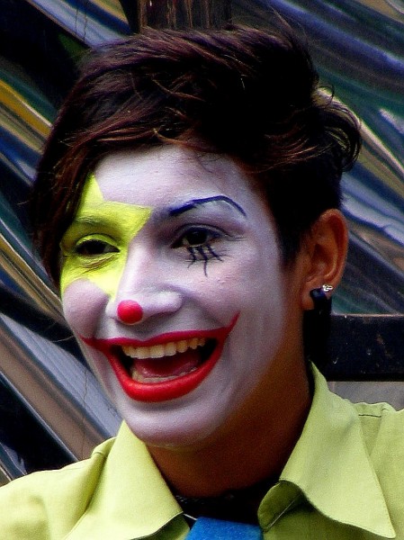 "Esta foto es de Diciembre del 2006.  Ella y su compañero hacen Clown. En esa oportunidad lo estaban haciendo en la Feria de Villa Biarritz en Punta Carretas, Montevideo."