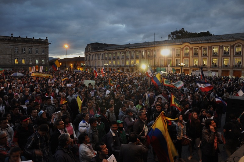 Seguidores de Gustavo Petro escuchan su discurso desde la Plaza Bolivar en Bogotá. 19 de marzo, 2014. Foto de Latin America Photojournalism, copyright Demotix.