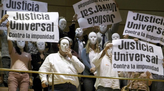 Ciudadanos protestan en el Senado contra la reforma de la justicia universal. Foto del blog de Ignacio Aréchaga.