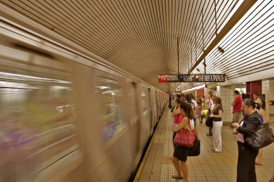 Amado u odiado, el sistema de metro de Nueva York es más que un medio de transporte, es casi un estilo de vida. Imagen cortesía de Flickr/sakeeb (CC BY 2.0)