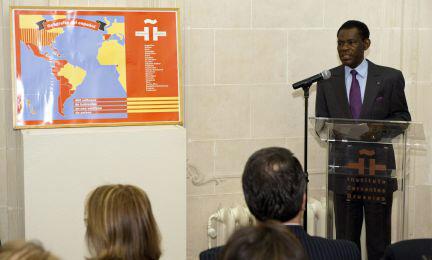 La conférence de M. Obiang à l'Institut Cervantes. Photode CULTURAL BLOG  sur Twitter