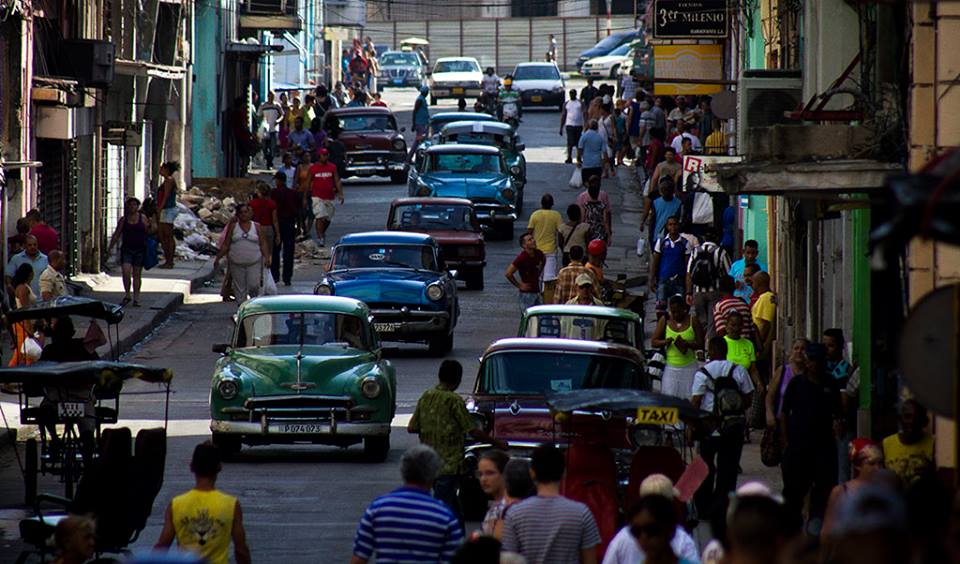 Los "almendrones," como se les llama en Cuba a los autos antiguos americanos que también son las más comúnmente usados por los boteros. Foto de Yisel Martínez y Lisandra Andrés, tomada de Facebook.