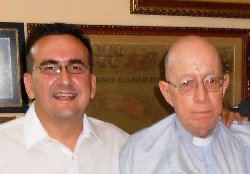 Lenier González, uno de los fundadores de Cuba Posible, y el padre Carlos Manuel de Céspedes (Foto cortesía de Lenier González)