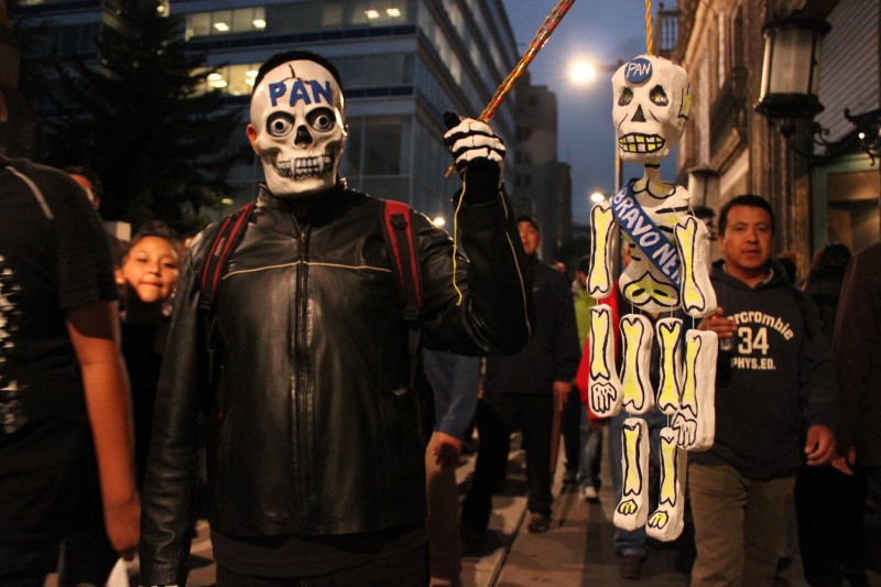 Manifestación que representa el entierro simbólico del Partido Acción Nacional en México, 4 de julio de 2011, por Marcelo Hernandez, Demotix.