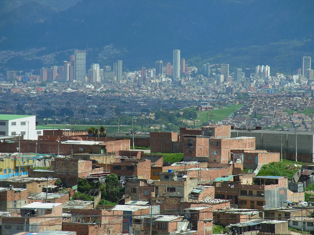 Pohled na Bogotu od Ciudad Bolívar, jedné z nejchudších částí města.