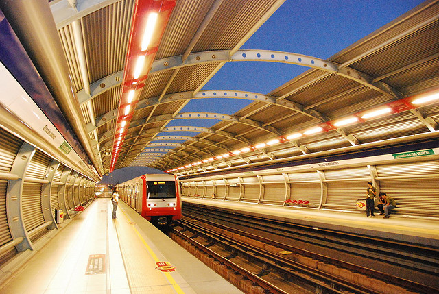 Metro v Santiagu de Chile. Foto ze serveru Flickr, autor Ricardo Cabrera Letelier (v rámci licence CC BY-NC-ND 2.0).