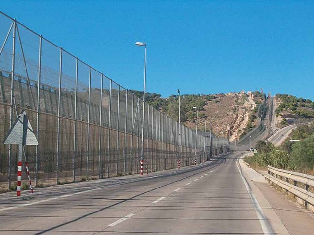 En 2013, el Ministerio del Interior volvió a colocar cuchillas en los alambres de la parte alta de la verja a lo largo de un tercio del recorrido de la valla de Melilla. Fuente Wikipedia.