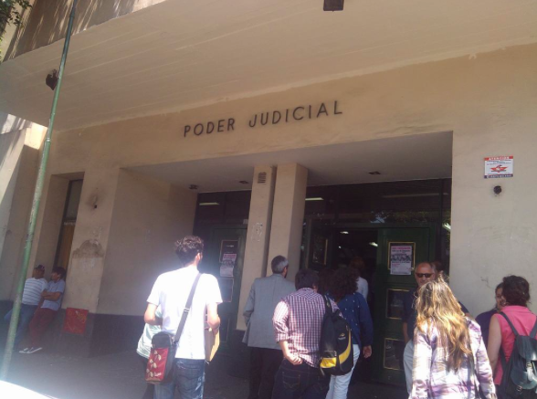 Fachada del del Tribunal Oral en lo Criminal (TCO) 1 de Quilmes, Argentina, donde Reina Maraz fue condenada a cadena perpétua. Foto de Andar Agencia usada con autorización