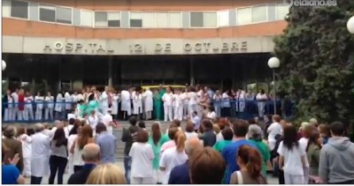 Personal sanitario protesta ante un hospital de Madrid tras conocerse el caso de contagio. Captura de pantalla de un vídeo de eldiario.es, con licencia CC-BY-SA 3.0
