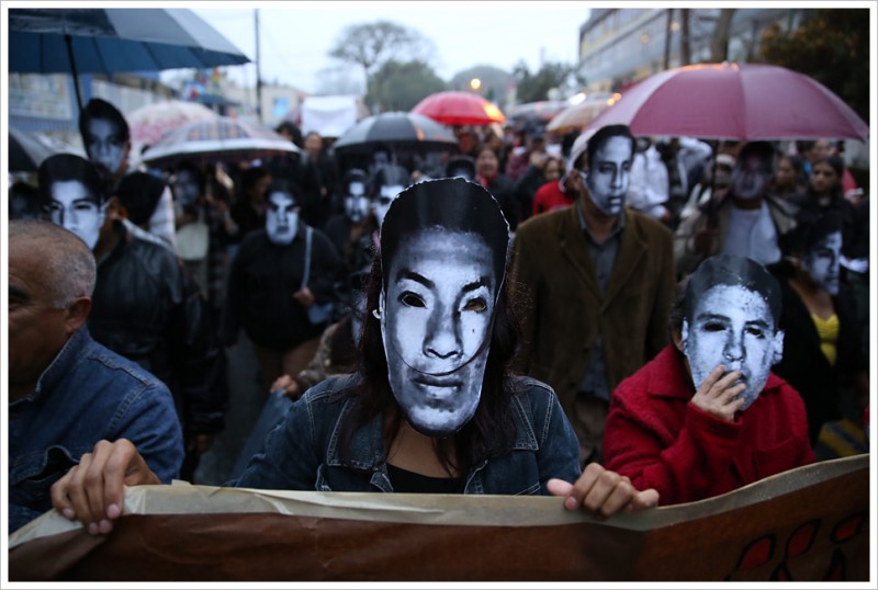 #20NovMX - Xalapa por Ayotzinapa. Imagen tomada de la cuenta Montecruz Foto en Flickr bajo licencia Common Creatives.