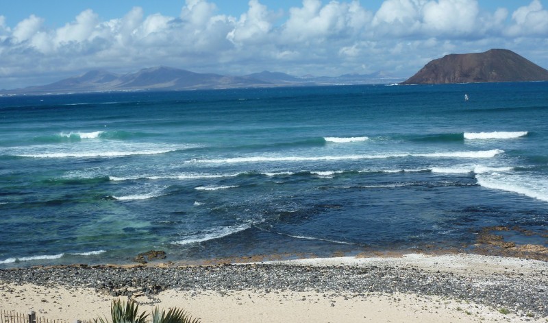 Playa de Corralejo, en Fuerteventura, con la silueta de Lanzarote al fondo, cerca de la zona de prospecciones. Foto de la autora.