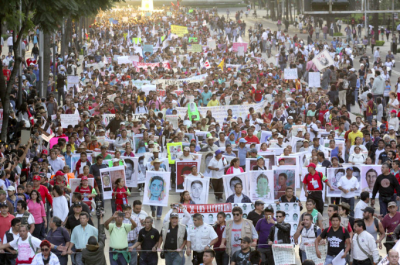 Padres de los 43 estudiantes desaparecidos en Ayotzinapa marchan en Ciudad de México acompañados de miles de personas durante la jornada del 5 de Noviembre de 2014. Foto: LUIS RAMON BARRON TINAJERO. Copyright Demotix