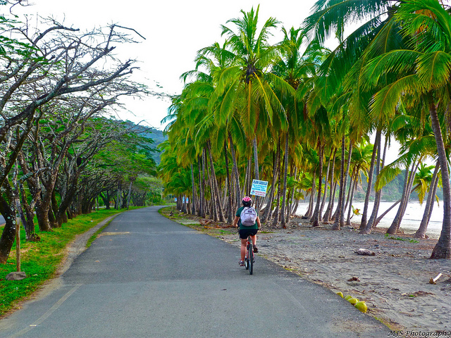 Paseo en bicicleta en Costa Rica, por Marissa Strniste. Foto tomada de Flickr y publicada bajo licencia Creative Commons.