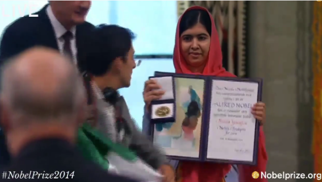 El mexicano Adan Cortes, quien irrumpió durante la ceremonia del Nobel, se dirige a la galardonada Malala Yousef. Imagen tomada de video de Youtube.