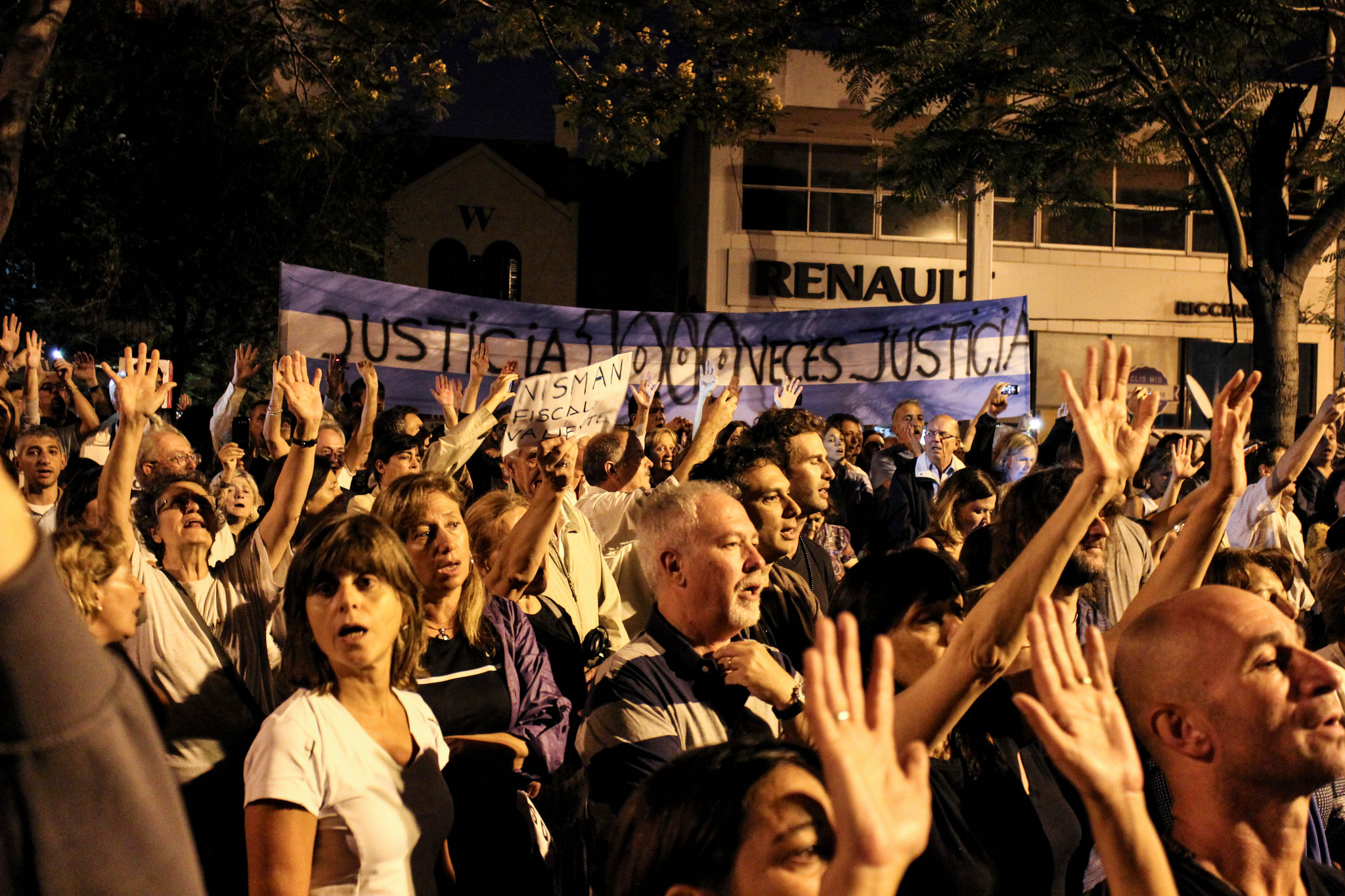 Pochod kvůli smrti žalobce Alberto Nismana. Quinta de Olivos, Buenos Aires. Fotografie pochází z účtu JMalievi na serveru Flickr, uveřejněna v rámci licence Creative Commons.