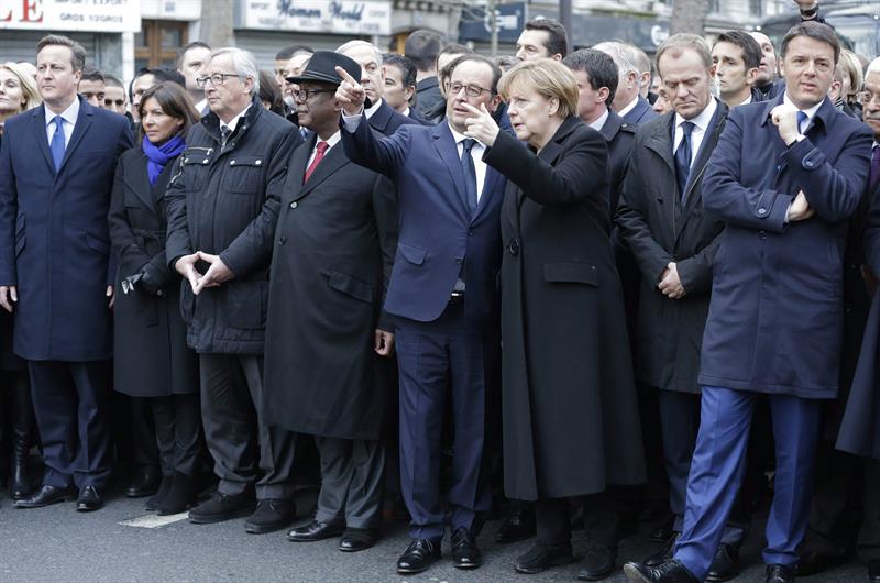 Líderes europeos en la manifestación del 11-1-2015 en París, entre ellos Holande, Merkel, Juncker y Cameron.