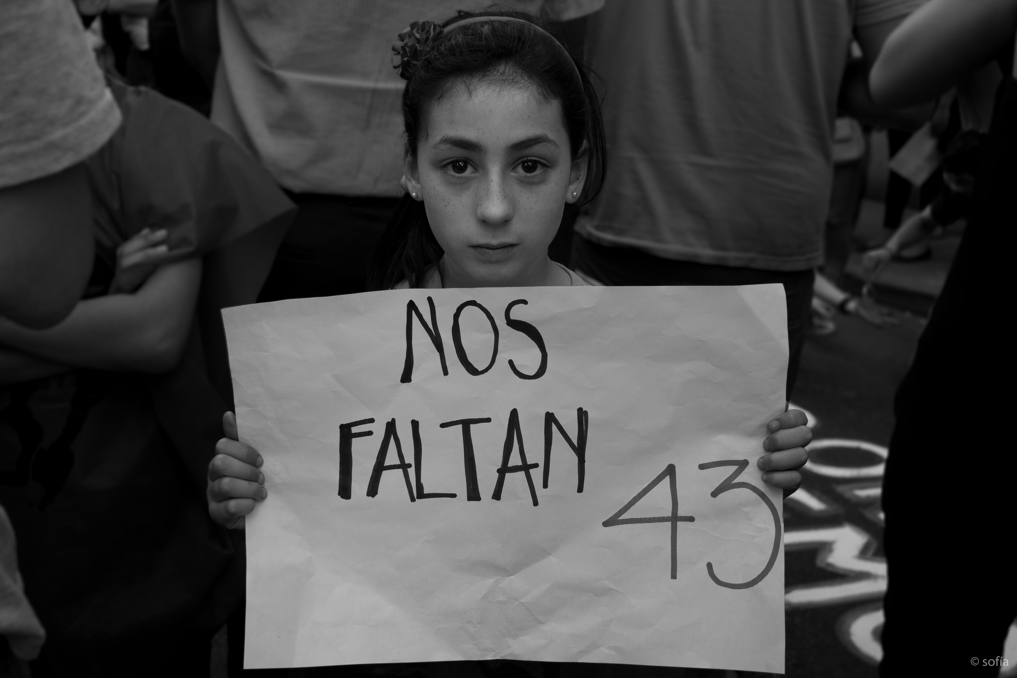 Marcha contra la detención y desaparición de los 43 normalistas de Ayotzinapa, en Montevideo, Uruguay. Noviembre 17, 2014. Foto tomada de la cuenta de Sofía González en Flickr bajo licencia Creative Commons.