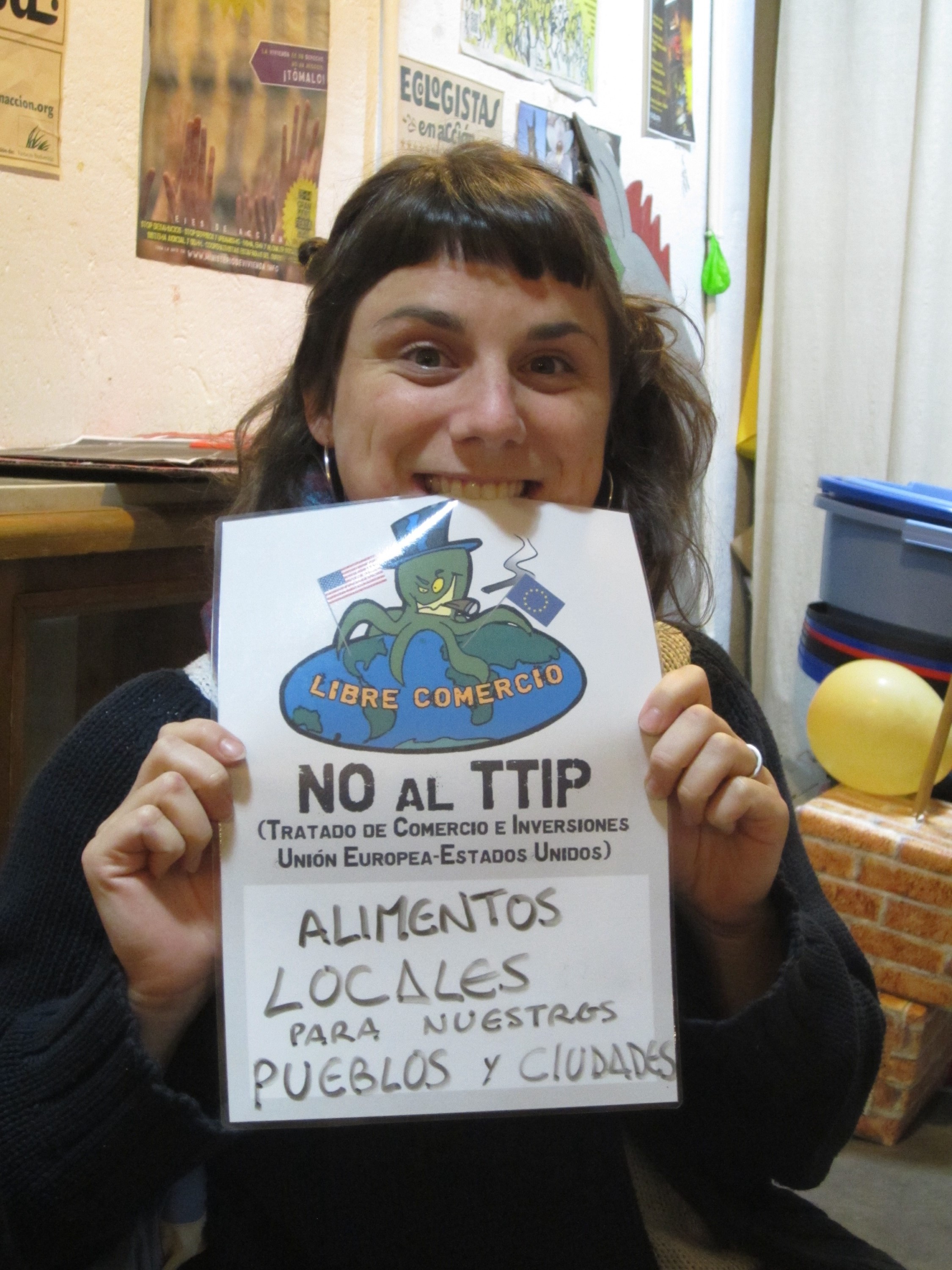 "Alimentos locais para as nossas cidades e cidadãos". Poster usado na acção contra o TTIP. (CC BY-SA 2.0)