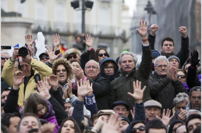 Хора от различни поколения слушат лидера на Подемос. Снимка: Дейвид Фернандес. Вестник Diagonal. Копирано под лиценз CC.