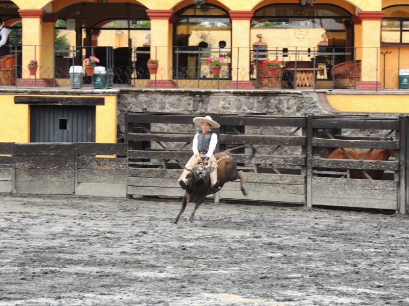 Charro ejecutando el "jineteo de toro". Foto donada por el blog https://juantadeo.wordpress.com