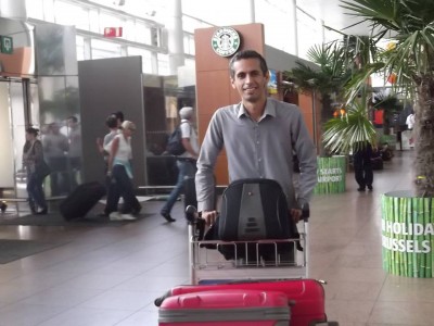 Hamid Babaei en el aeropuerto de Bruselas. Foto de la página Free Hamid Babaei en Facebook, usada con permiso.