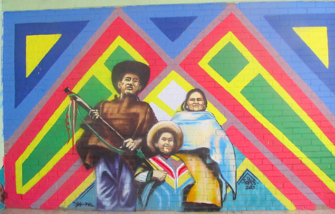 Mural de familia Nasa. Cauca. Colombia. Los Nasa han sido objeto de ataques mortíferos en sus tierras ancestrales.Foto: cuenta de Flickr de Geya Garcia bajo licencia Creative Commons.