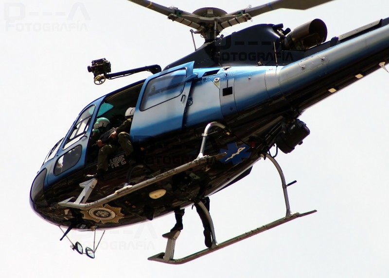 Helicóptero de la policia de Guadalajara iniciando con el patrullaje diario sobre la ciudad de Guadalajara. Foto tomada de la cuenta en Flickr de Alex Lomix bajo licencia Creative Commons.