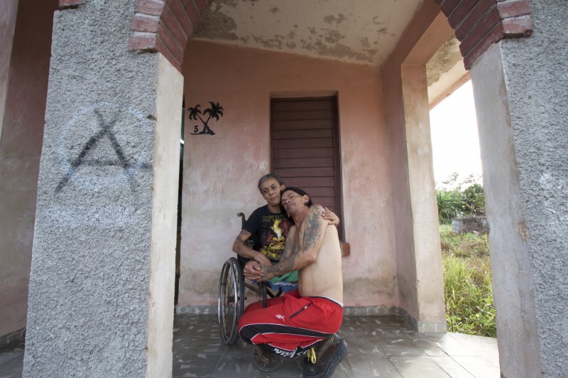 Yohandra, sentada, y Gerson son de las pocas personas que conservan memorias del sanatorio de Pinar del Río. Entre ambos lograron rescatar los expedientes médicos de varios pacientes que murieron, muchos de ellos sus amigos.