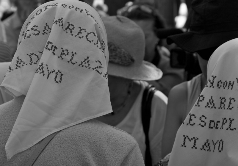 Madres Plaza de Mayo marchando. Fotografía tomada por Lisa de Vreede el 10 de diciembre de 2009, publicada en Flickr bajo licencia CC BY-NC-ND 2.0