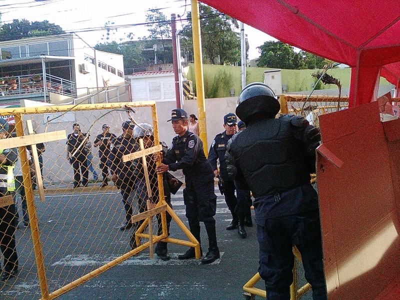 Fuerzas del orden hondureñas desmontan el lugar donde un grupo de manifestantes, en huelga de hambre, protestaba por la corrupción.