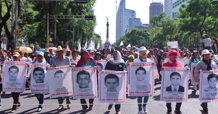 Familiares y compañeros de los 43 realizaron una marcha más, a 10 meses de la desaparición de los normalistas de Ayotzinapa. Foto: Francisco Cañedo, SinEmbargo