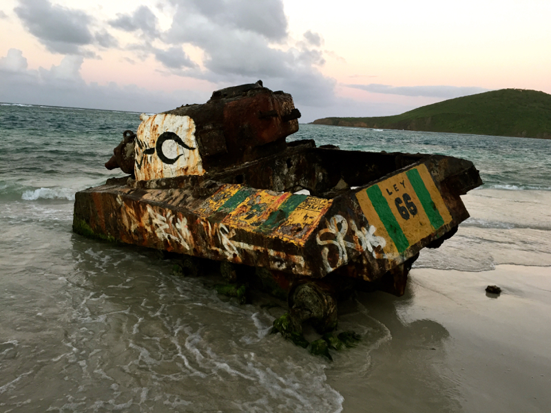 Aún quedan vestigios de los ejercicios de la marina contaminando las playas de Culebra, como este tanque. Foto tomada por Christopher Zapf. Utilizada bajo licencia CC BY-SA 4.0 via Wikimedia Commons.