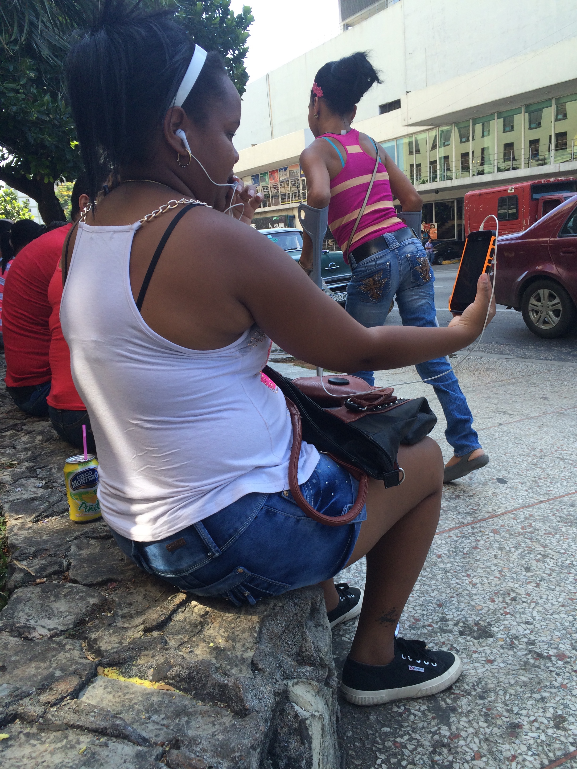 Jóvenes cubanos navegan por Internet en La Rampa, La Habana (Foto: Elaine Díaz)